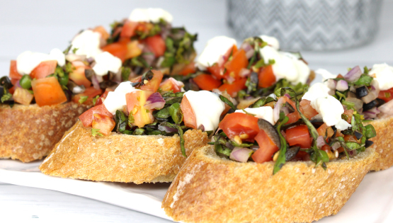 How to make Burrata & Tomato Salsa Bruschetta